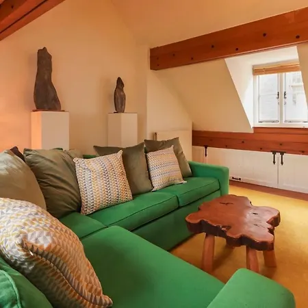 Two Bedroom Flat On Christmas Steps Holiday home