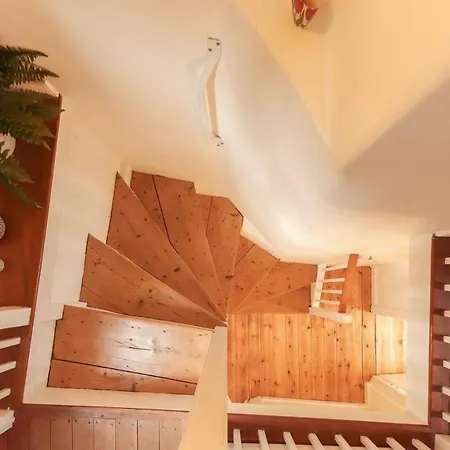 Two Bedroom Flat On Christmas Steps *