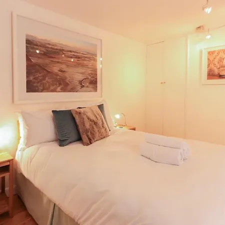 Two Bedroom Flat On Christmas Steps Holiday home