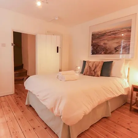 Two Bedroom Flat On Christmas Steps Holiday home Bristol