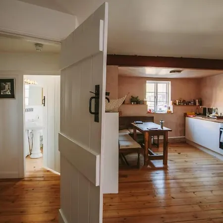 Two Bedroom Flat On Christmas Steps Holiday home *